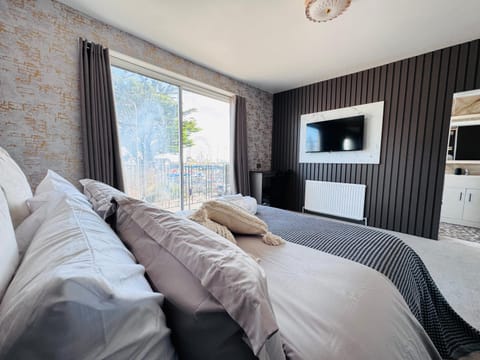 Bed, TV and multimedia, Living room, Photo of the whole room, Seating area, Evening entertainment, Bedroom