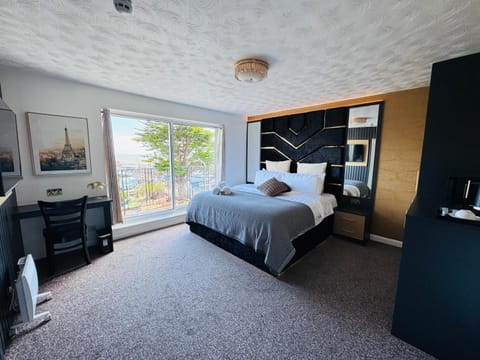 Bed, TV and multimedia, Photo of the whole room, Bedroom