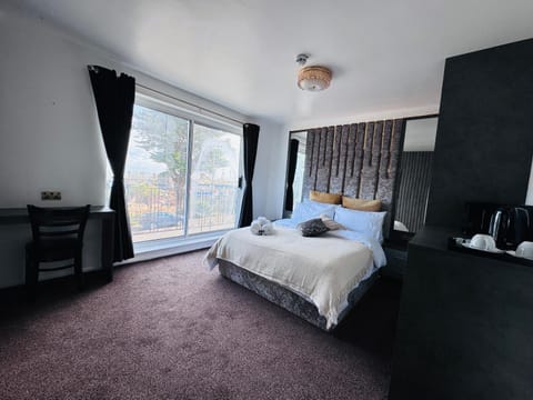 Bed, TV and multimedia, Photo of the whole room, Bedroom