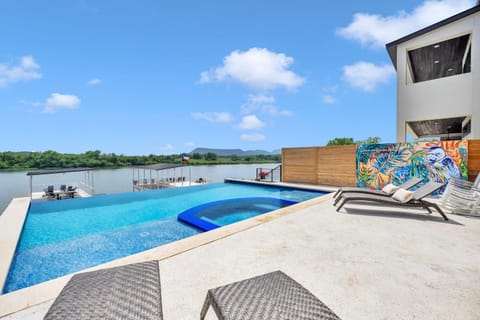 Wave on Wave Haus and Concierge Services House in Kingsland