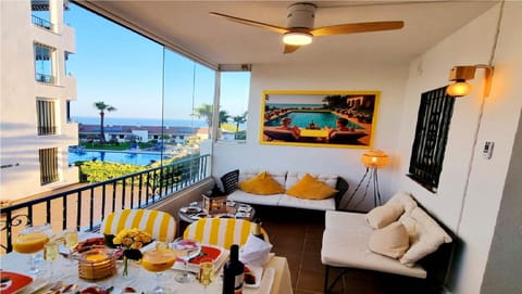 Balcony/Terrace, Food and drinks, Seating area, Dining area, Pool view, Sea view, Swimming pool