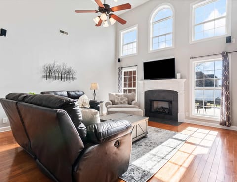 Majestic Murfreesboro Manor - Pet Friendly House in Tennessee