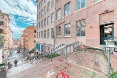 Le Pouteau charme authentique 2 chambres Apartment in Lyon