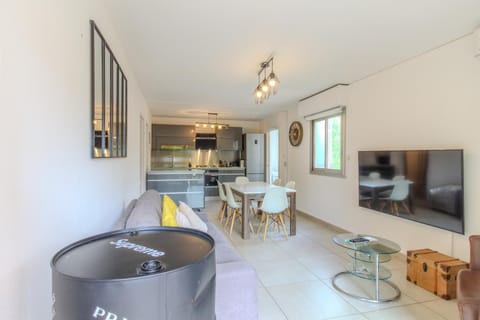 Kitchen or kitchenette, Living room, Seating area, Dining area