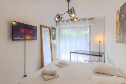 Bed, TV and multimedia, Photo of the whole room, Bedroom, towels