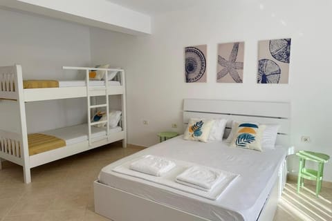 Bedroom, bunk bed, towels