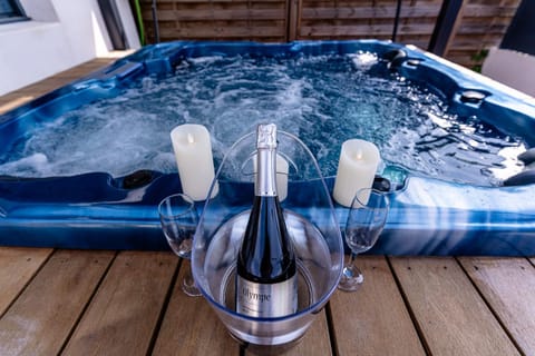 Patio, Natural landscape, Hot Tub