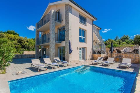 Property building, Day, Pool view, Swimming pool, sunbed