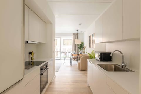 Kitchen or kitchenette, microwave, oven, stove