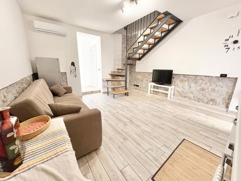 TV and multimedia, Living room, Dining area, air conditioner
