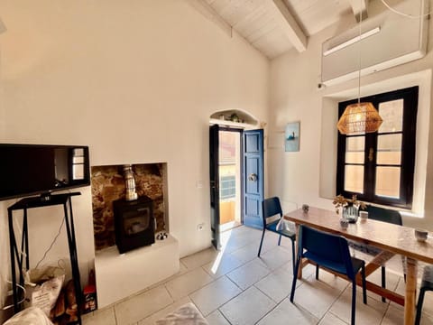 Communal lounge/ TV room, Evening entertainment, air conditioner