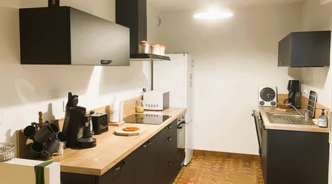 Coffee/tea facilities, Kitchen or kitchenette, oven, stove, toaster