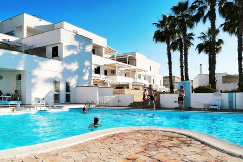 Property building, Day, Swimming pool