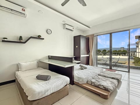 Bed, Photo of the whole room, towels, air conditioner