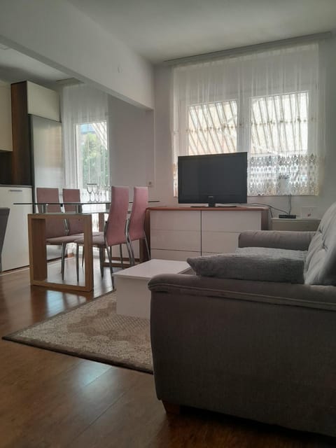 TV and multimedia, Living room, Seating area, Dining area, Evening entertainment