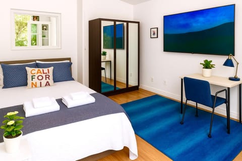 Bed, TV and multimedia, Seating area, Bedroom