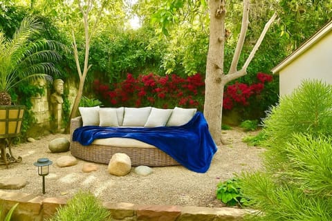 Patio, Day, Garden, Balcony/Terrace, Living room, Seating area, Garden view, Location