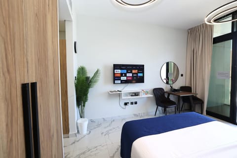 TV and multimedia, Balcony/Terrace, Seating area, Bedroom