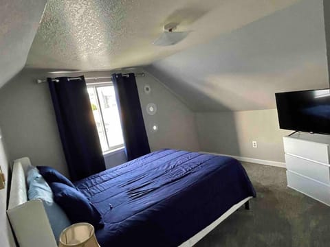 Photo of the whole room, Bedroom