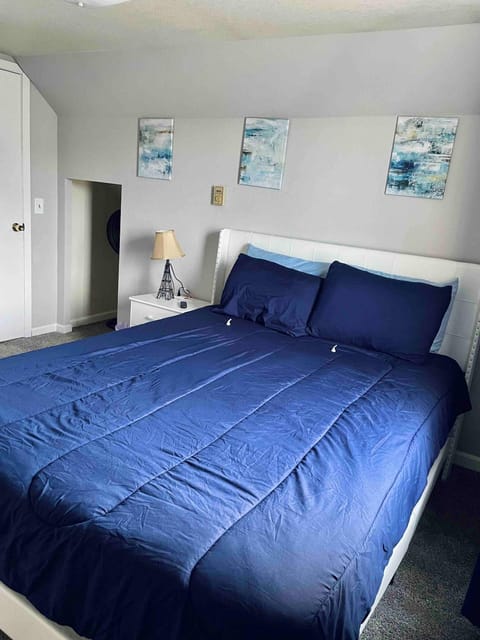 Photo of the whole room, Bedroom, wardrobe