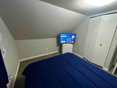 TV and multimedia, Photo of the whole room, Bedroom