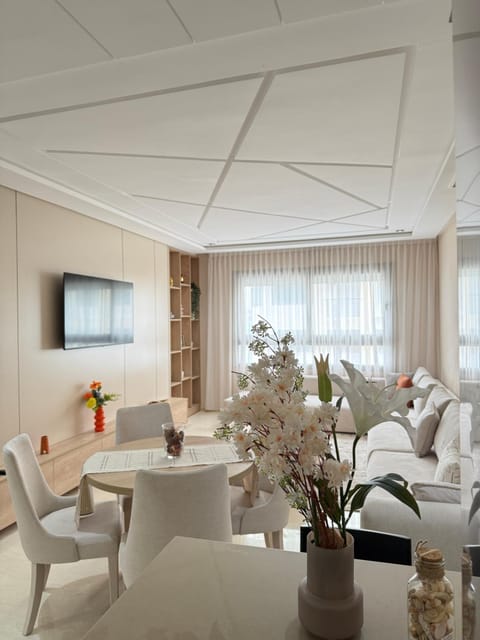 TV and multimedia, Living room, Seating area, Dining area
