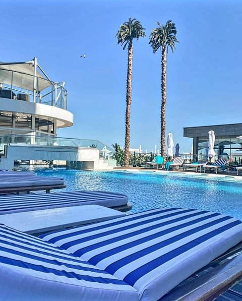 Swimming pool, sunbed