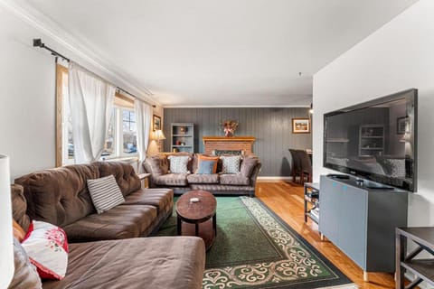 Spacious and Comfy Close to Everything Backyard House in Longmont