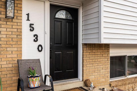 Spacious and Comfy Close to Everything Backyard House in Longmont