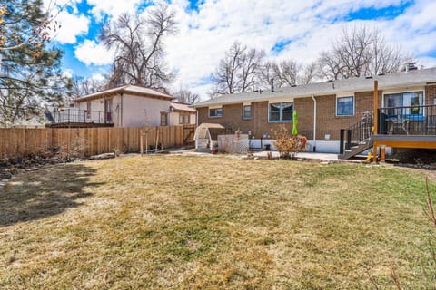 Modern Downtown Oasis Sunny Garden King Beds Apartment in Longmont