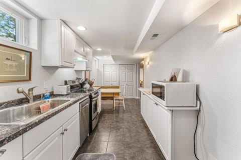 Modern Downtown Oasis Sunny Garden King Beds Apartment in Longmont