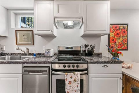 Modern Downtown Oasis Sunny Garden King Beds Apartment in Longmont