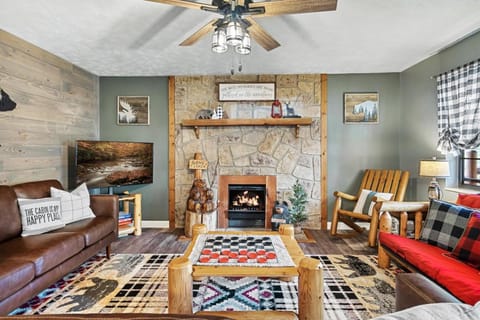 Little Bears Cabin Hot Tub Fireplace Grill Cabin in Pigeon Forge