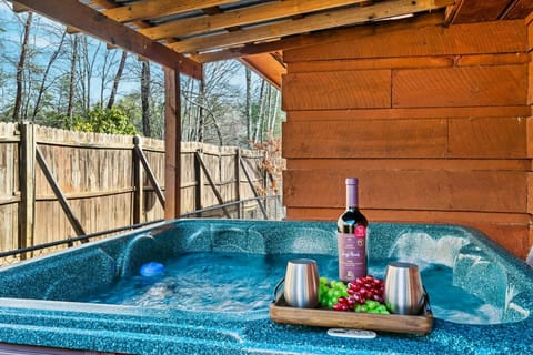 Little Bears Cabin Hot Tub Fireplace Grill Cabin in Pigeon Forge