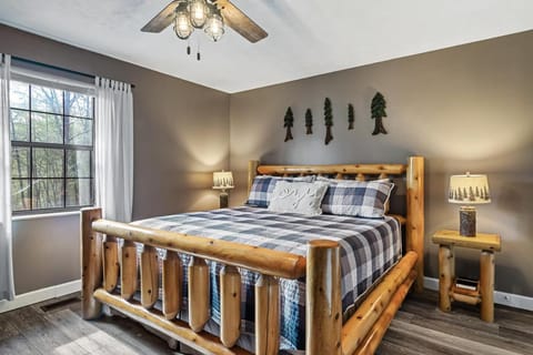 Little Bears Cabin Hot Tub Fireplace Grill Cabin in Pigeon Forge