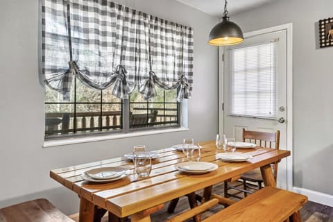 Little Bears Cabin Hot Tub Fireplace Grill Cabin in Pigeon Forge