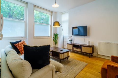 TV and multimedia, Living room, Seating area, Evening entertainment, internet
