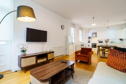 TV and multimedia, Living room, Seating area, Dining area, Evening entertainment