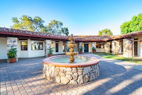Fallbrook Hilltop Sanctuary - Pool & Pickleball House in Fallbrook