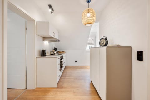 Coffee/tea facilities, Kitchen or kitchenette, oven, stove