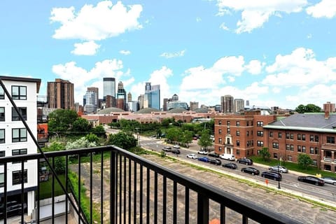 E426 Luxury 3 Bedroom Condo In Downtown Minneapolis, Minutes From Minneapolis Convention Center & US Bank Arena Apartment in Loring Park