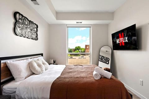 E426 Luxury 3 Bedroom Condo In Downtown Minneapolis, Minutes From Minneapolis Convention Center & US Bank Arena Apartment in Loring Park