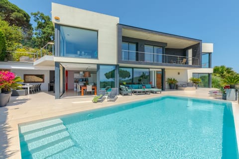 Facade/entrance, Swimming pool