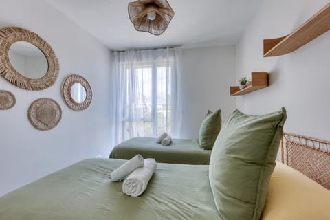 Bed, Photo of the whole room, Bedroom, towels