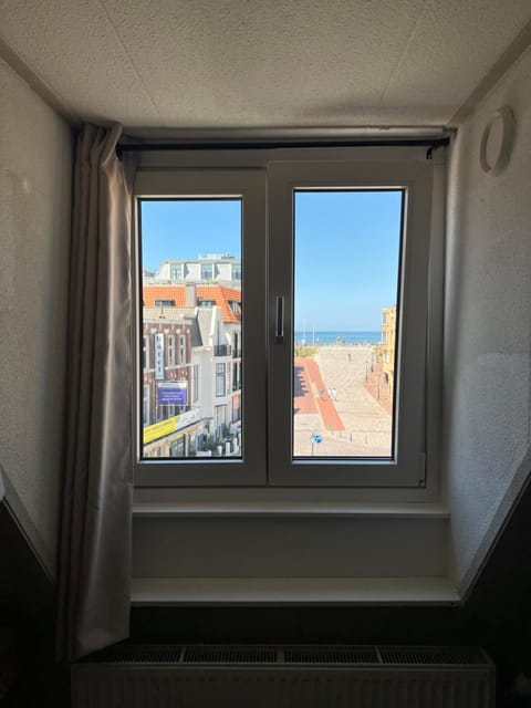 Beachfront studio with sunset view Apartment in The Hague