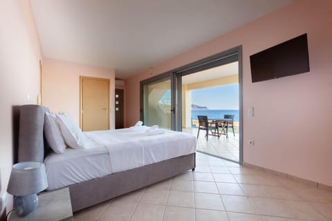 Bed, TV and multimedia, Balcony/Terrace, Photo of the whole room, Bedroom, Sea view