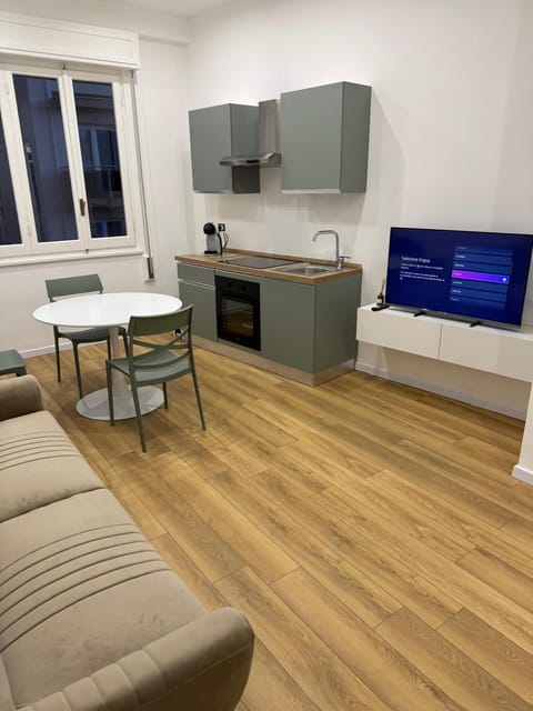 TV and multimedia, Kitchen or kitchenette, Living room, Dining area, oven