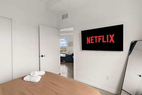 W603 Luxury 2 Bedroom Top Floor Condo In DT Minneapolis, Minutes From Minneapolis Convention Center & US Bank Arena Apartment in Loring Park