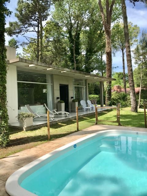 Property building, Patio, Spring, Day, Natural landscape, Garden, Garden view, Pool view, Swimming pool, sunbed