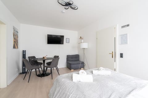 Communal lounge/ TV room, Bed, TV and multimedia, Living room, Photo of the whole room, Seating area, Dining area, Evening entertainment